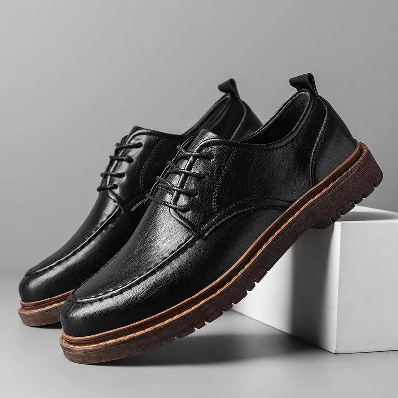 Brown low-top casual leather shoes with round toe and flat rubber sole on a white background.