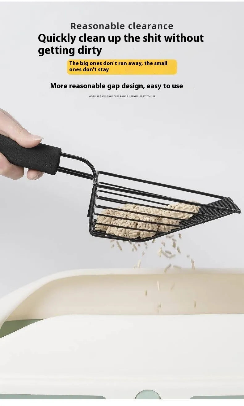 Black metal cat litter scoop with a 0.8cm wide gap between its tines.