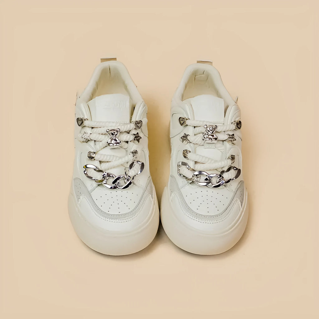 White casual women's low-top sneakers with flat heel and rubber sole