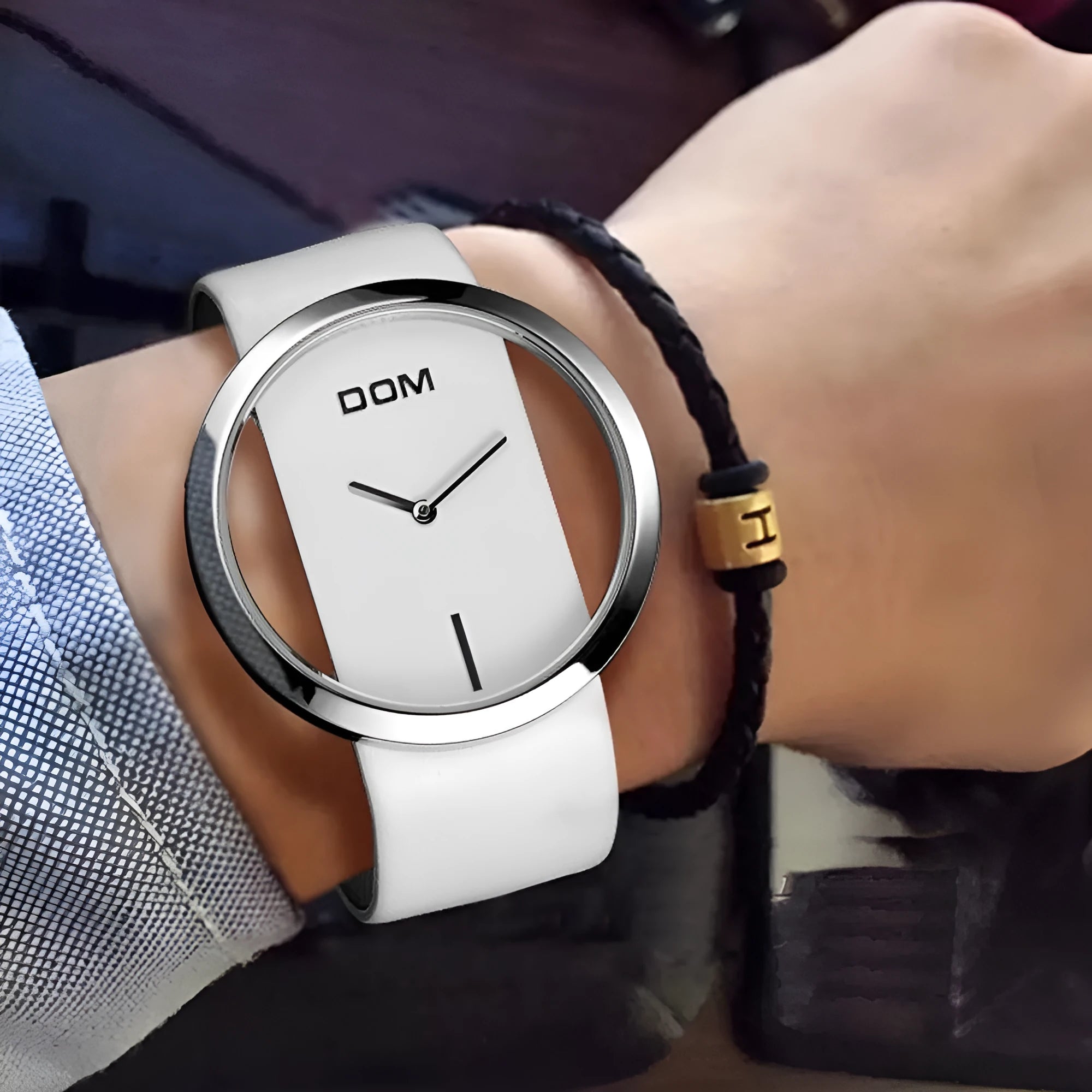 Women's graduation commemorative waterproof watch with quartz movement, mineral glass, and 42mm dial