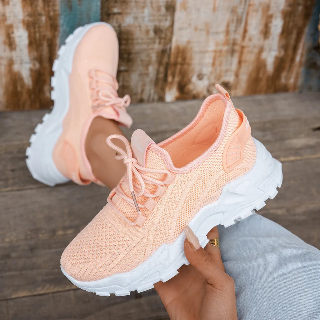 Women's white Flyknit mesh casual sports shoes with flat heel and lace-up design
