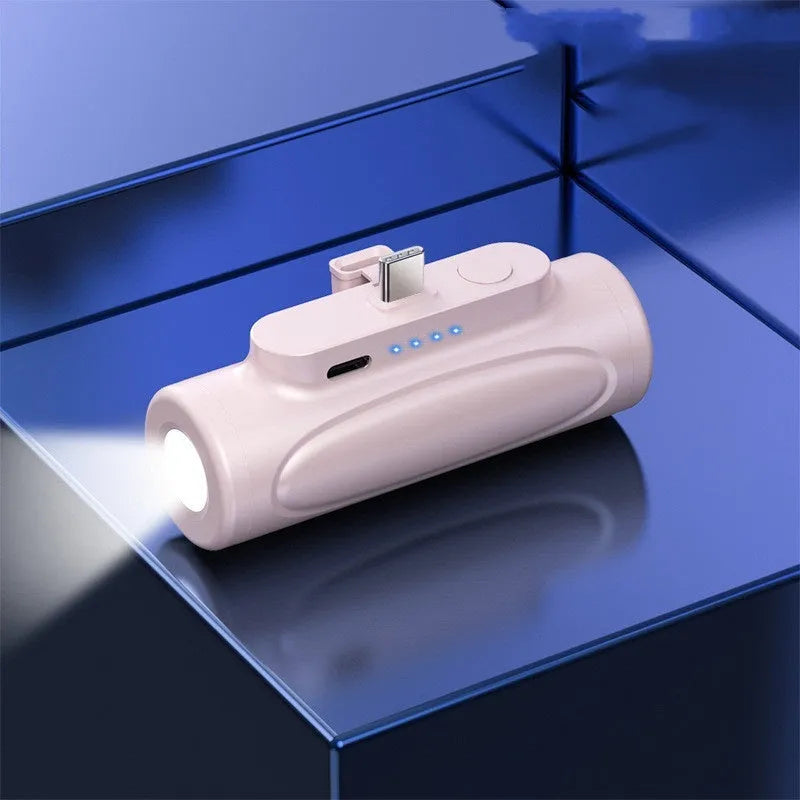 Black plastic power bank with integrated LED flashlight, showing USB-C port, dimensions 83x27x41mm.