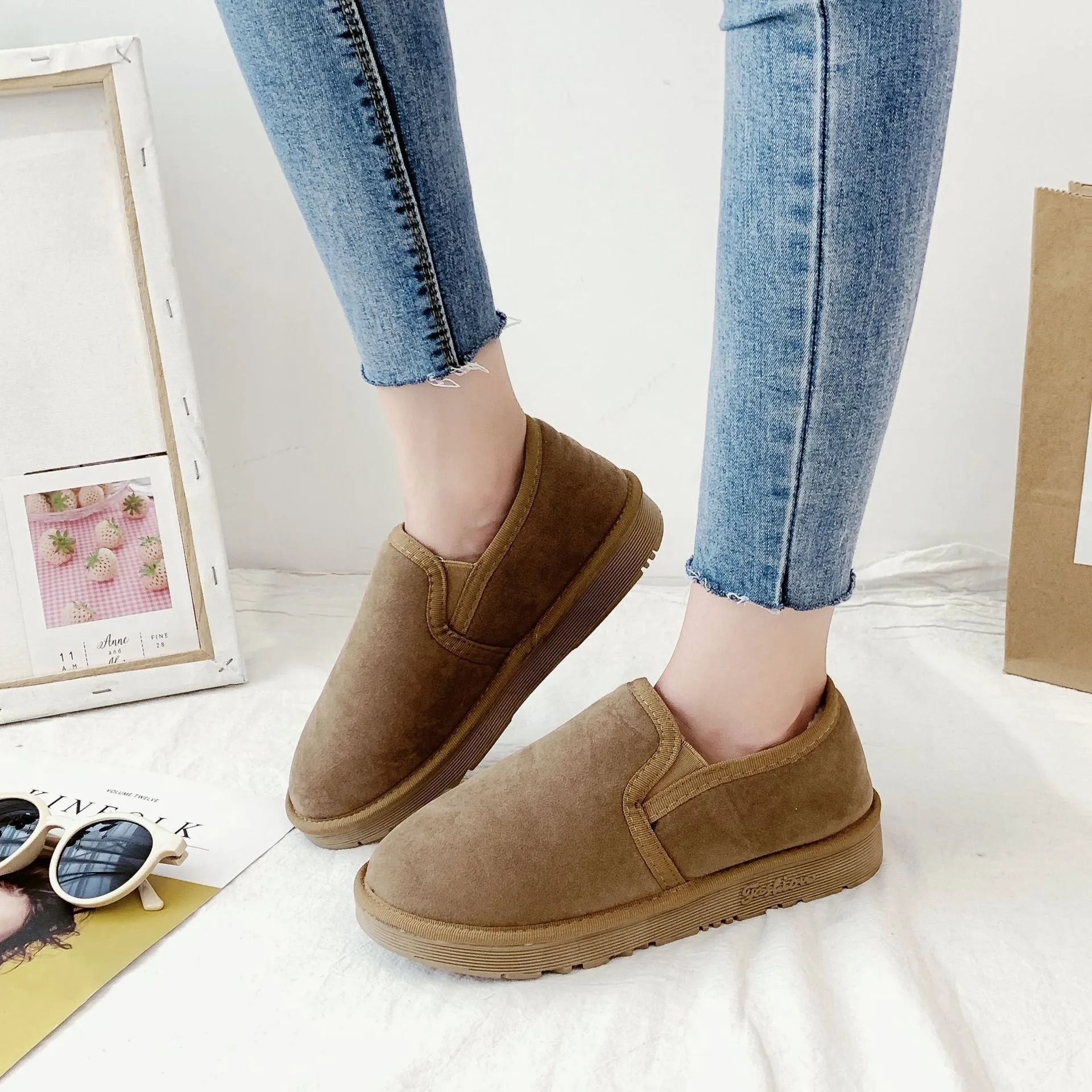 Flat snow boots with fleece lining in multiple colours showing round toe and rubber sole