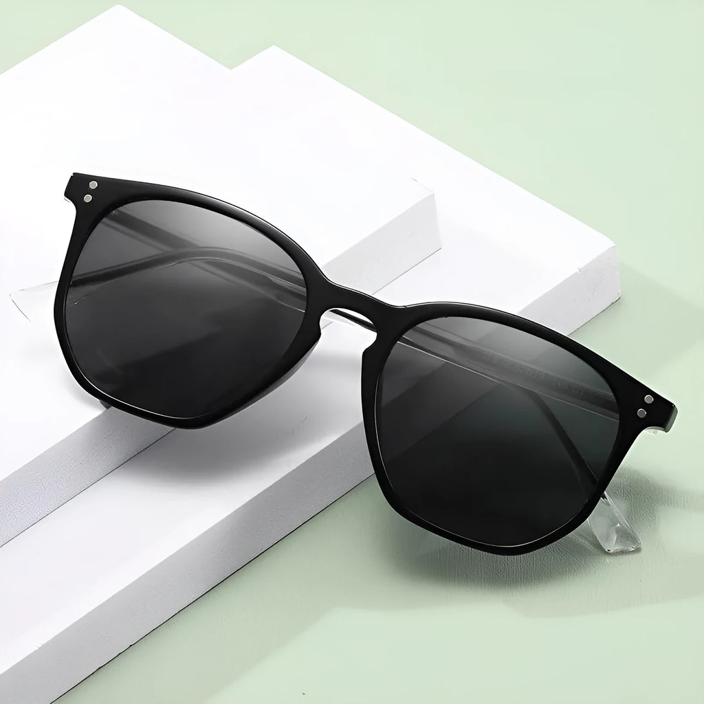 Fashion polarized sunglasses for women with TAC lens in black and gray colour