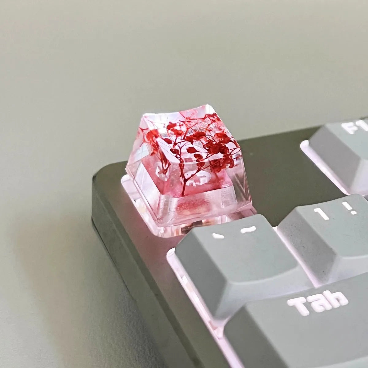 High transparency resin keycap with starry sky pattern in green, shown next to a mechanical keyboard.