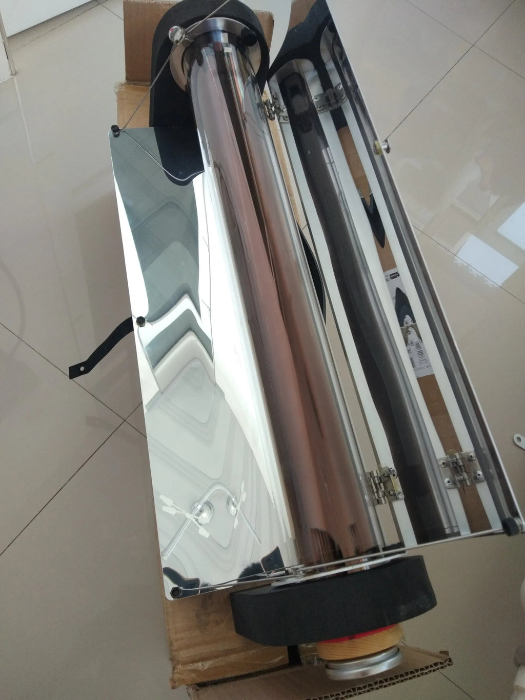 Silver portable vacuum tube grill with 1.5L capacity, 620mm tube, 49x35cm reflector, for outdoor smokeless cooking.