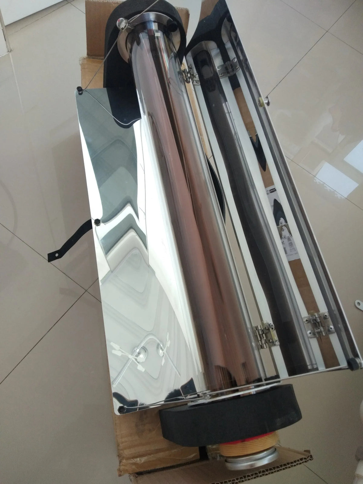Silver portable vacuum tube grill with 1.5L capacity, 620mm tube, 49x35cm reflector, for outdoor smokeless cooking.