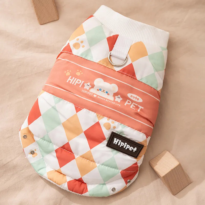 Quilted pet vest with warm brown bear and heart prints, integrated leash ring, designed for dogs and cats in autumn and winter.