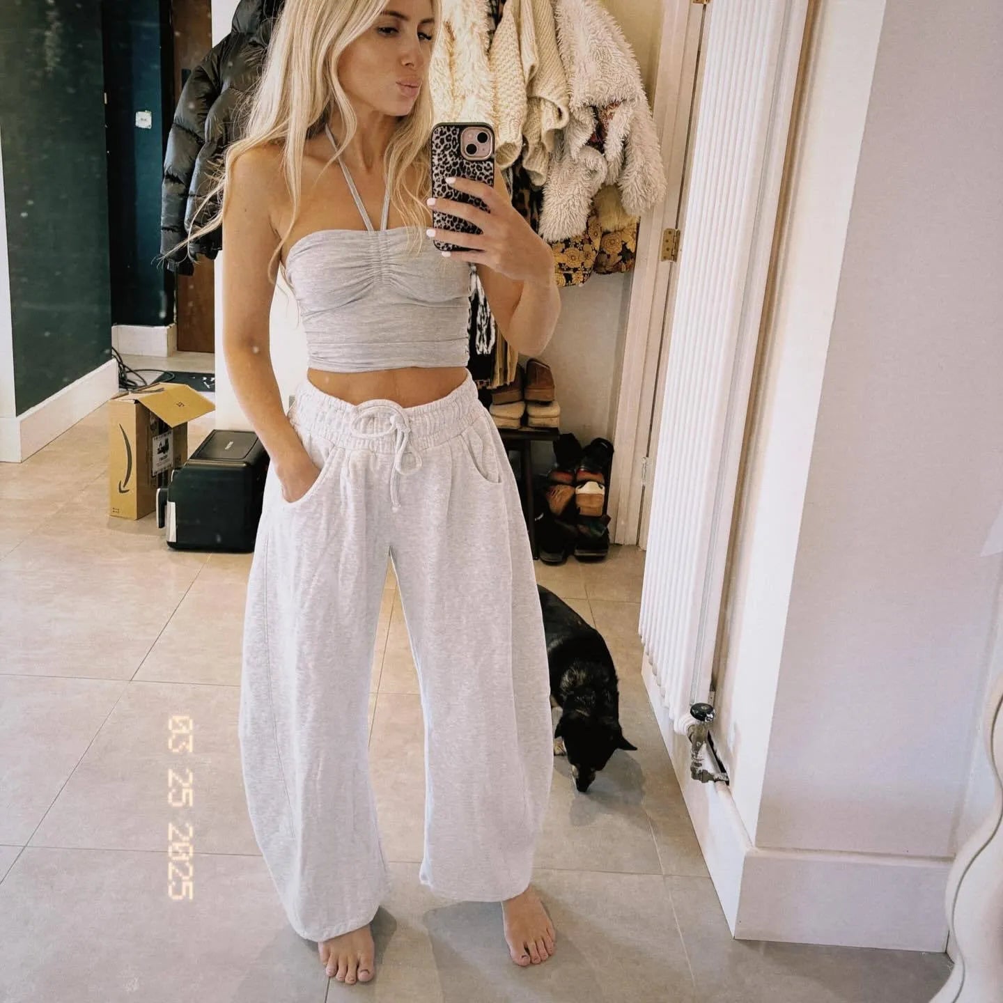 Loose cropped sweatpants with drawstring waist and side pockets in apricot colour