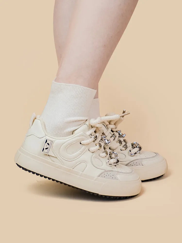 White casual women's low-top sneakers with flat heel and rubber sole