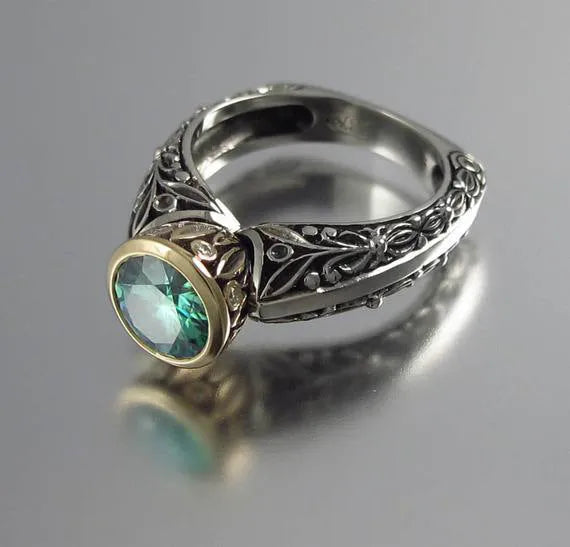 Flower-shaped vintage gemstone ring with gold-plated colour separation in green silver colour