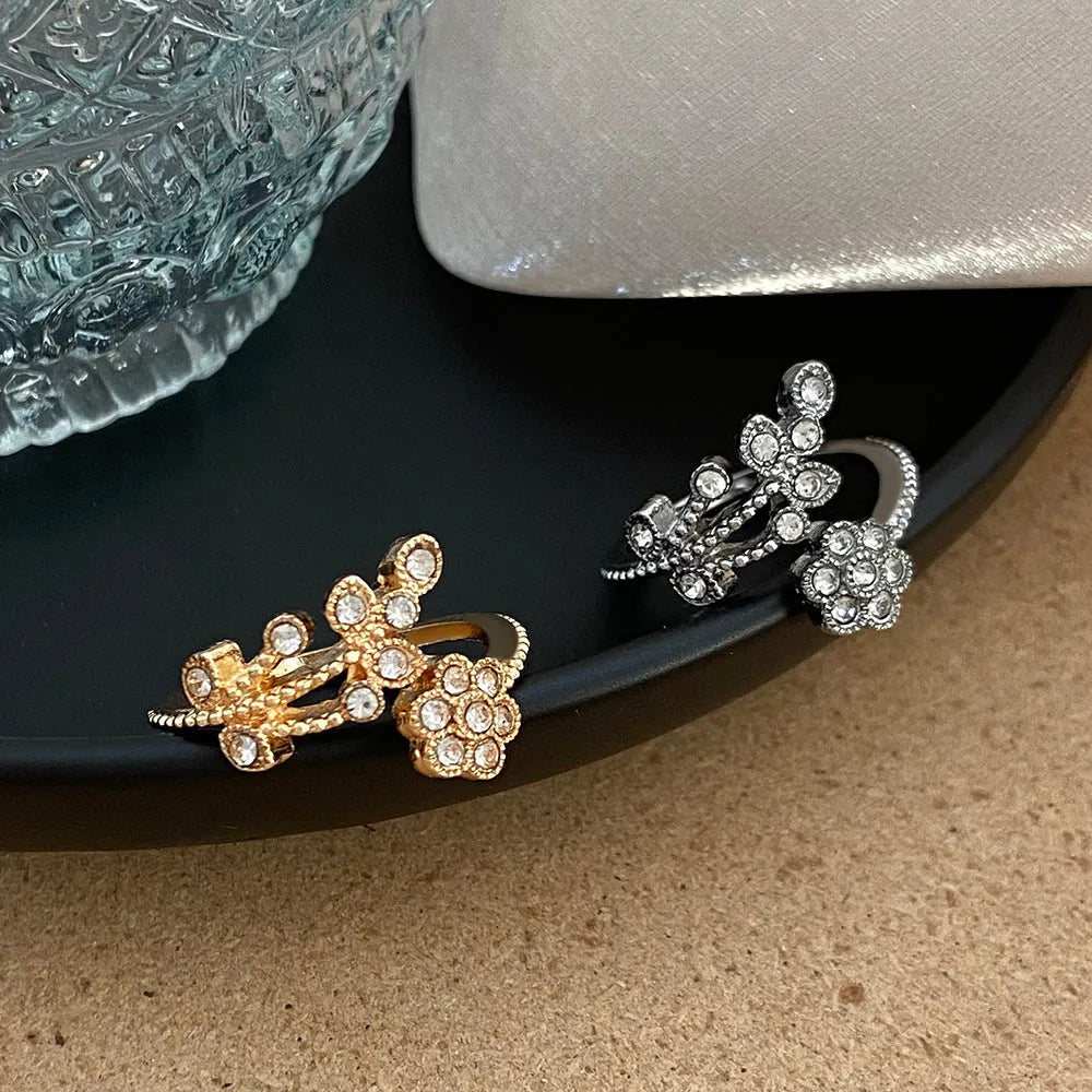 Women's open mouth ring with flower and leaf design in gold or white colour with diamond treatment