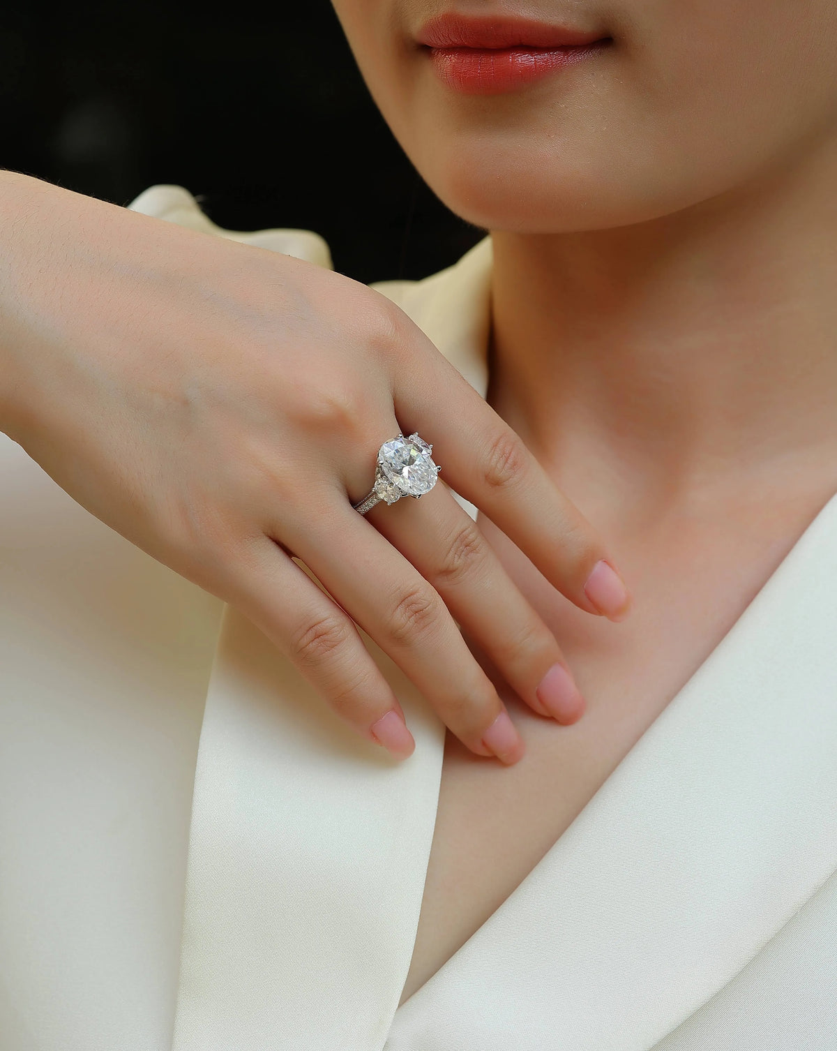 Egg-shaped moissanite ring 10x14mm in S925 silver with platinum plating, GRA certificate and gift box.