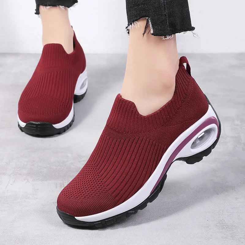 Women's air cushion running shoes in black, low top with fabric upper and wedge heel