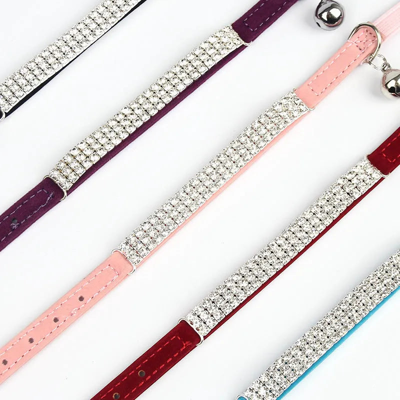 A red suede velvet cat collar decorated with rhinestones, adjustable from 20 to 30 cm.