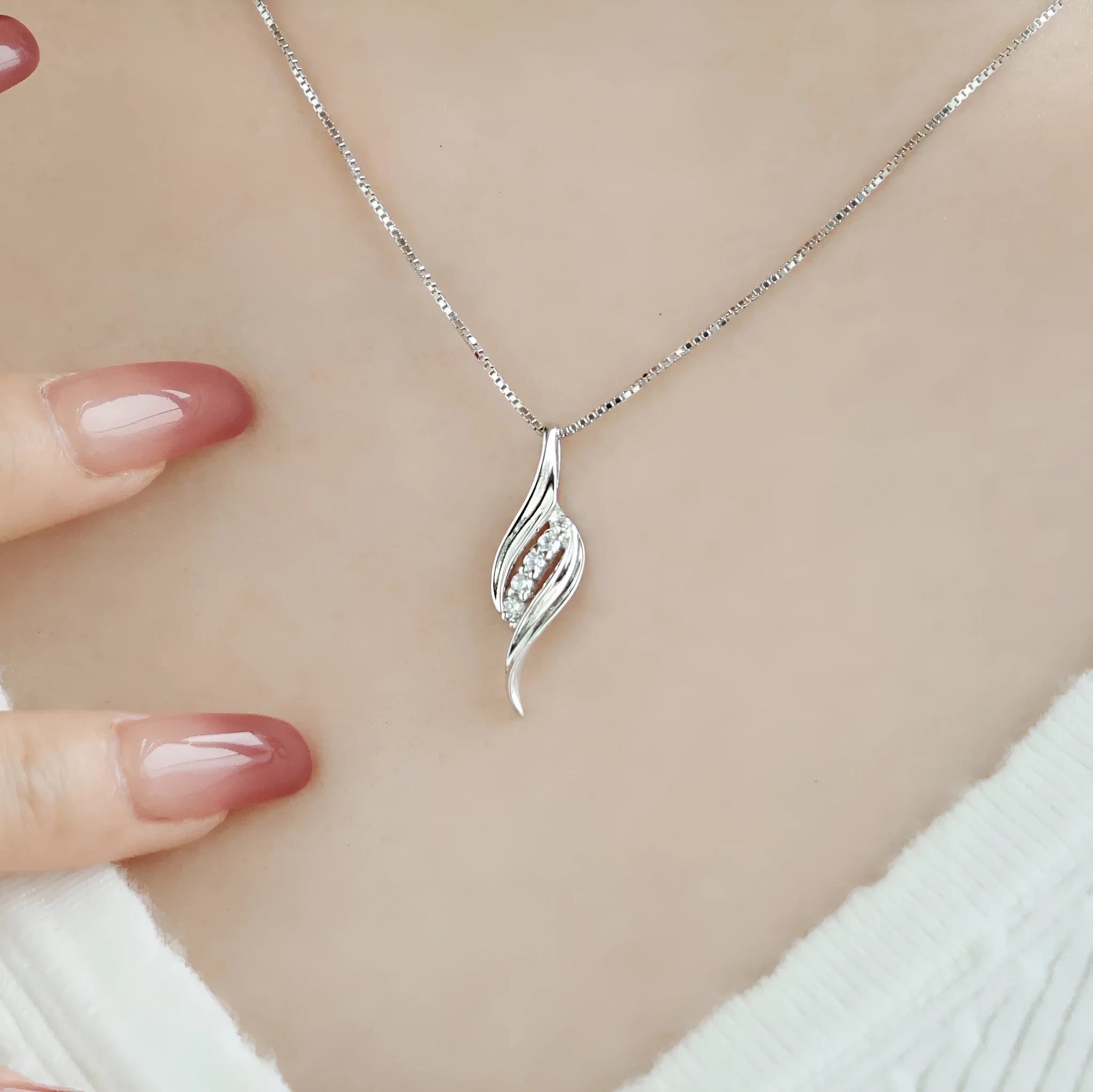 Women's 925 silver conch style clavicle chain necklace in white gold electroplate finish