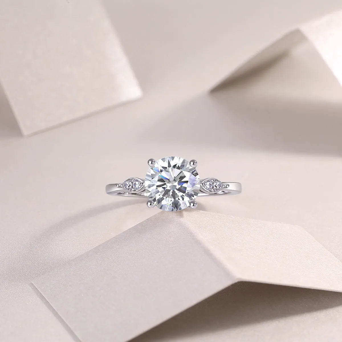 2 carat moissanite wedding ring set in S925 silver with platinum plating, sizes 5 to 9, gift box and GRA certificate