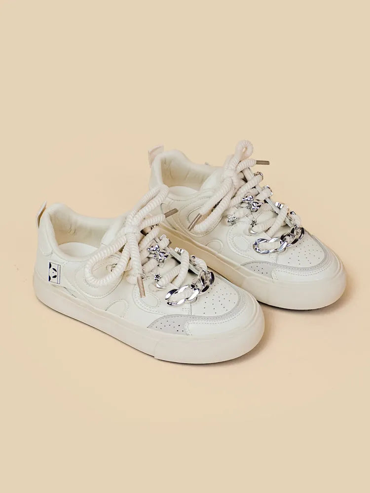 White casual women's low-top sneakers with flat heel and rubber sole