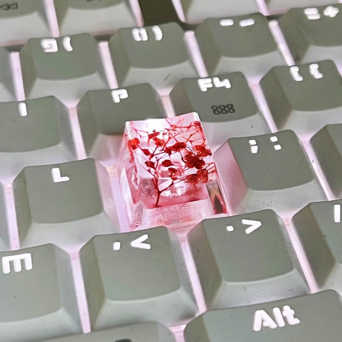 High transparency resin keycap with starry sky pattern in green, shown next to a mechanical keyboard.