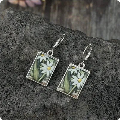 Silver alloy rectangular epoxy ear clip with little daisy floral inlay