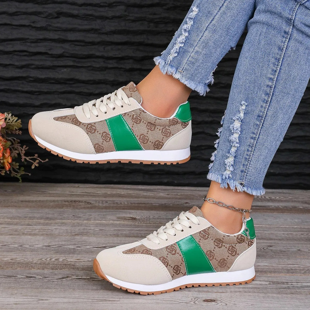 Oversized women's casual flower lace-up shoes in khaki with artificial PU upper and flat rubber sole