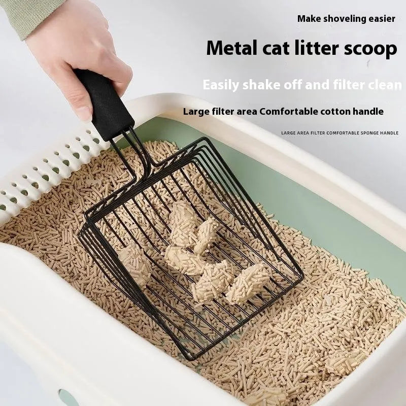 Black metal cat litter scoop with a 0.8cm wide gap between its tines.