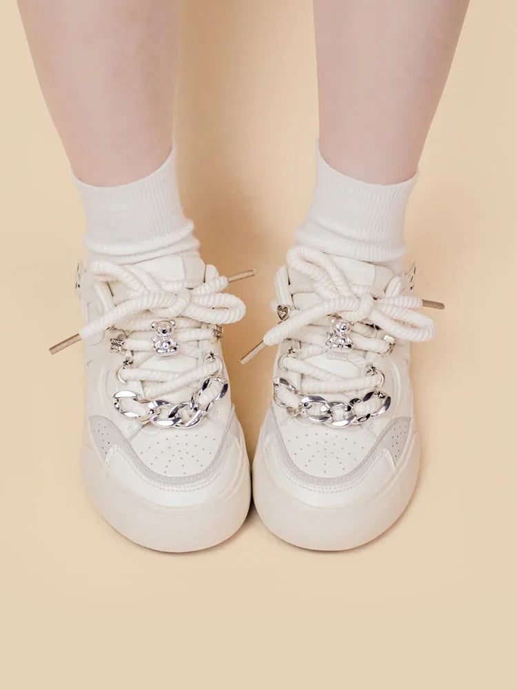 White casual women's low-top sneakers with flat heel and rubber sole