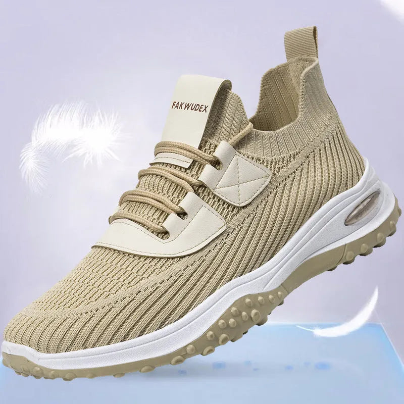 Flyknit breathable low top casual running shoes in black colour with round toe and lace-up design