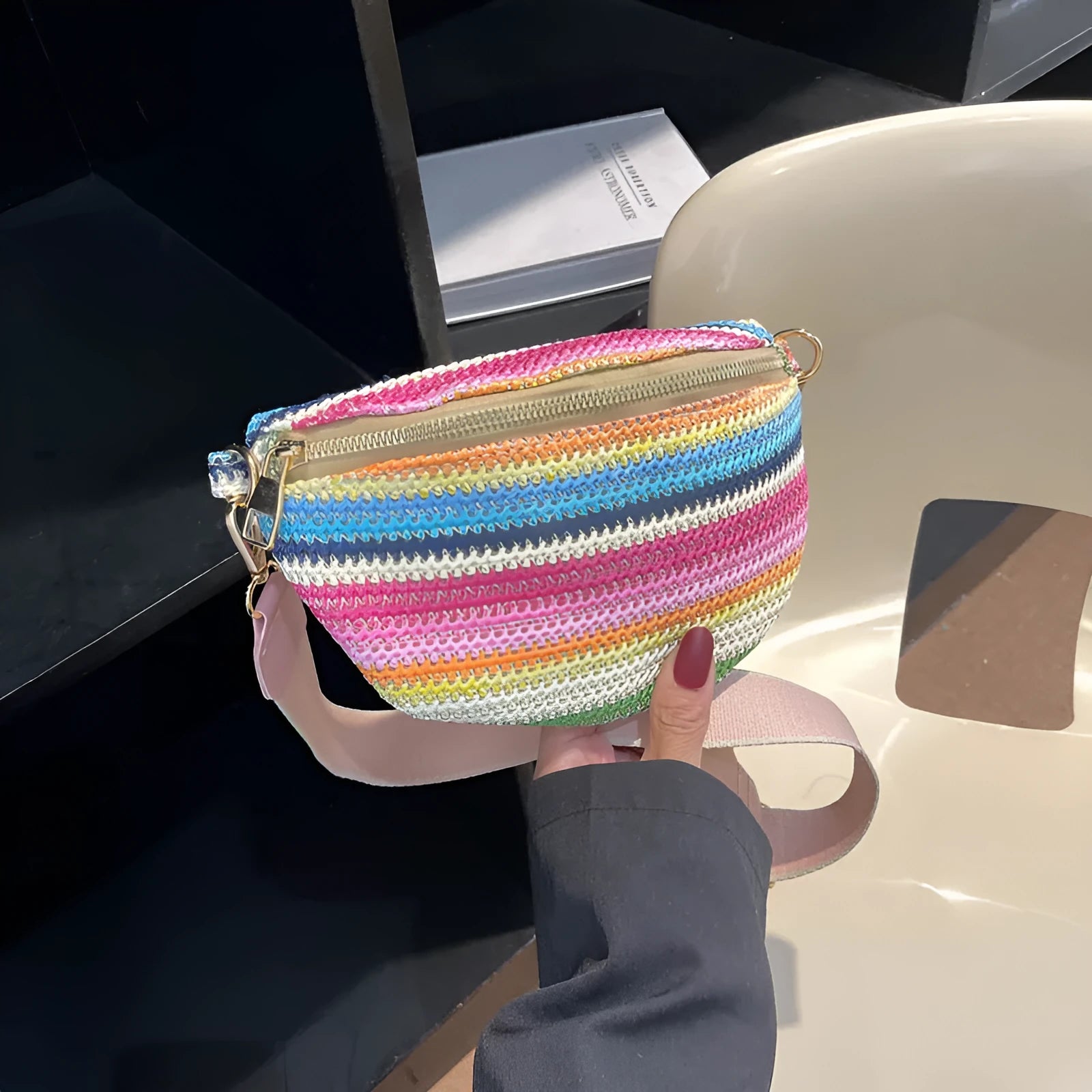 Straw woven women's shoulder bag with single strap and shell shape design
