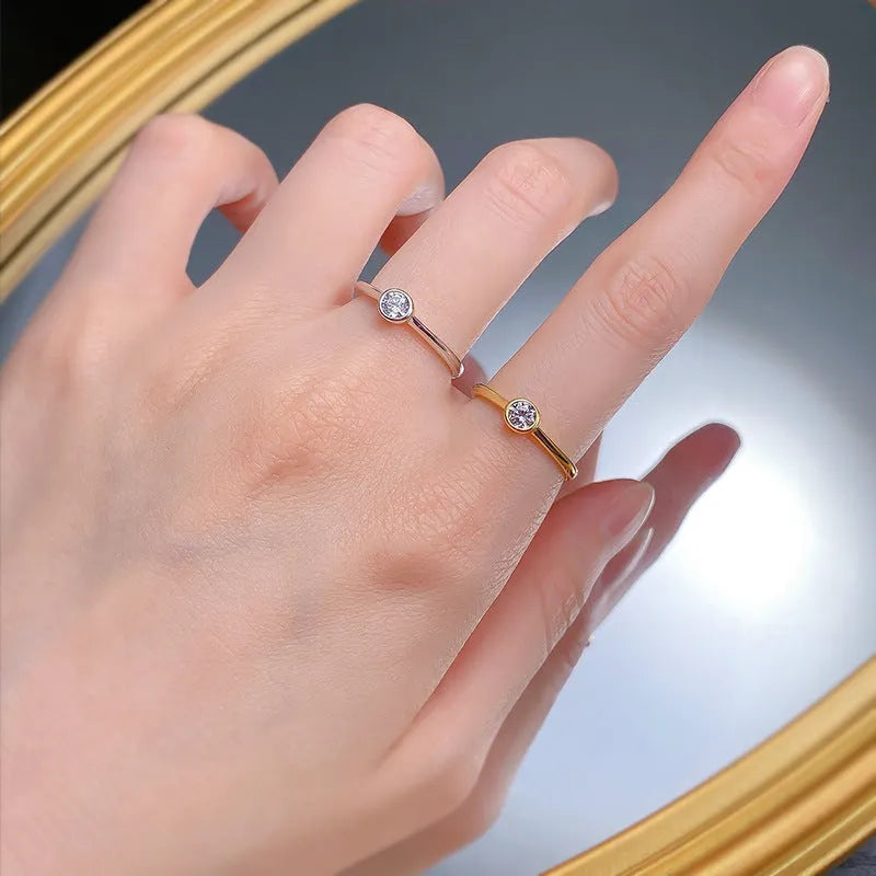 Minimalist silver crown ring with linear design in electroplated R962 gold or platinum colour.