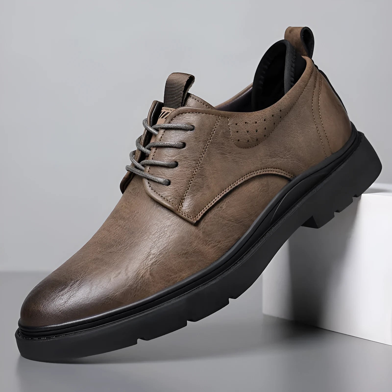 Men's black and brown leather business shoes with cowhide upper and rubber sole.