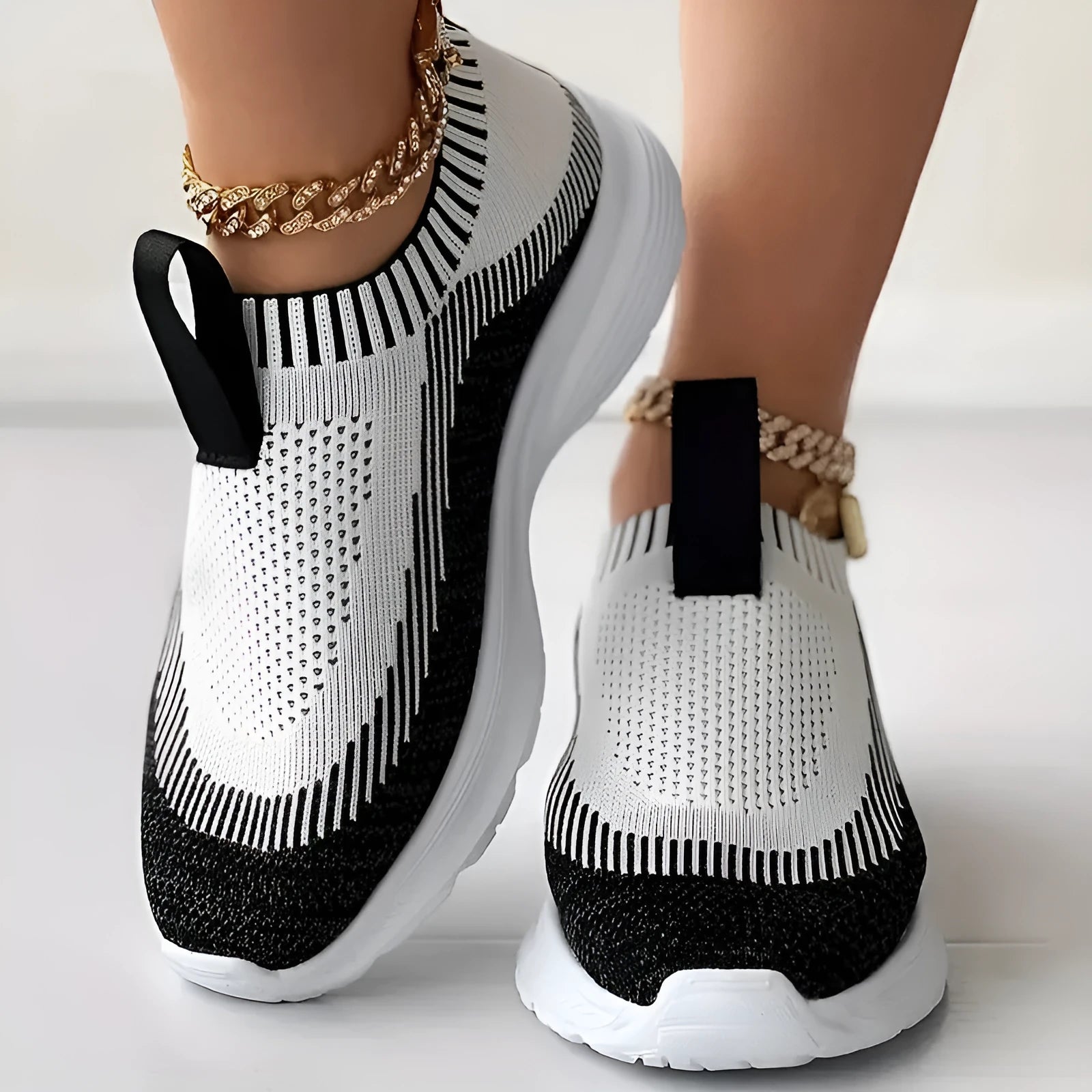 Women's casual sports shoes in solid colour with mesh upper, sizes 36-43
