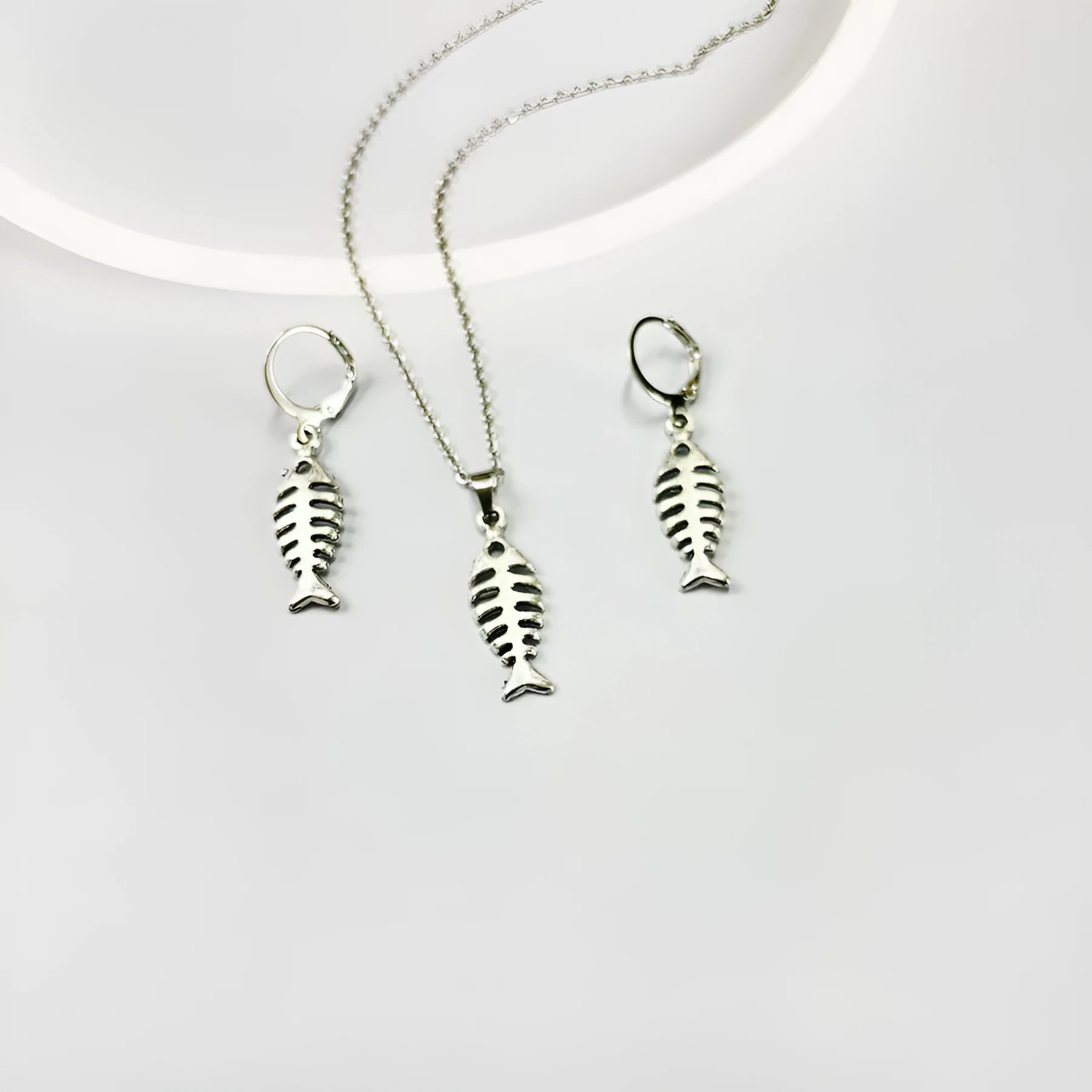 Women's fishbone pendant necklace and matching earrings set with adjustable O-chain in retro style