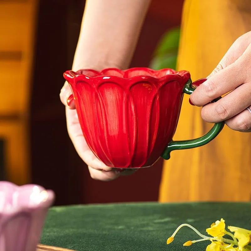 Ceramic breakfast cup with red floral pattern and 500ml capacity