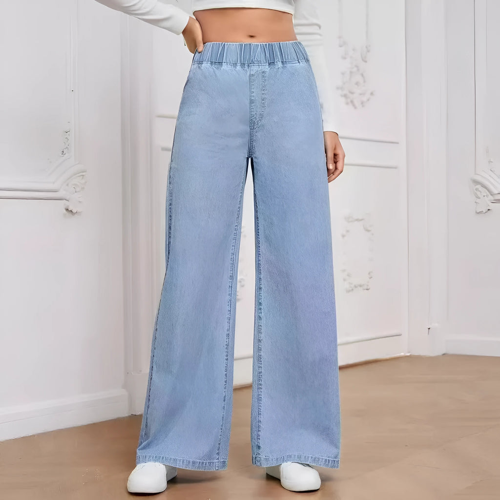 Light blue washed wide-leg plus size jeans with straight cut and zip fly opening