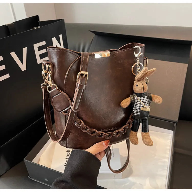 Women's retro messenger bag in PU leather, brown colour, 21x11x21 cm with pendant and double shoulder straps