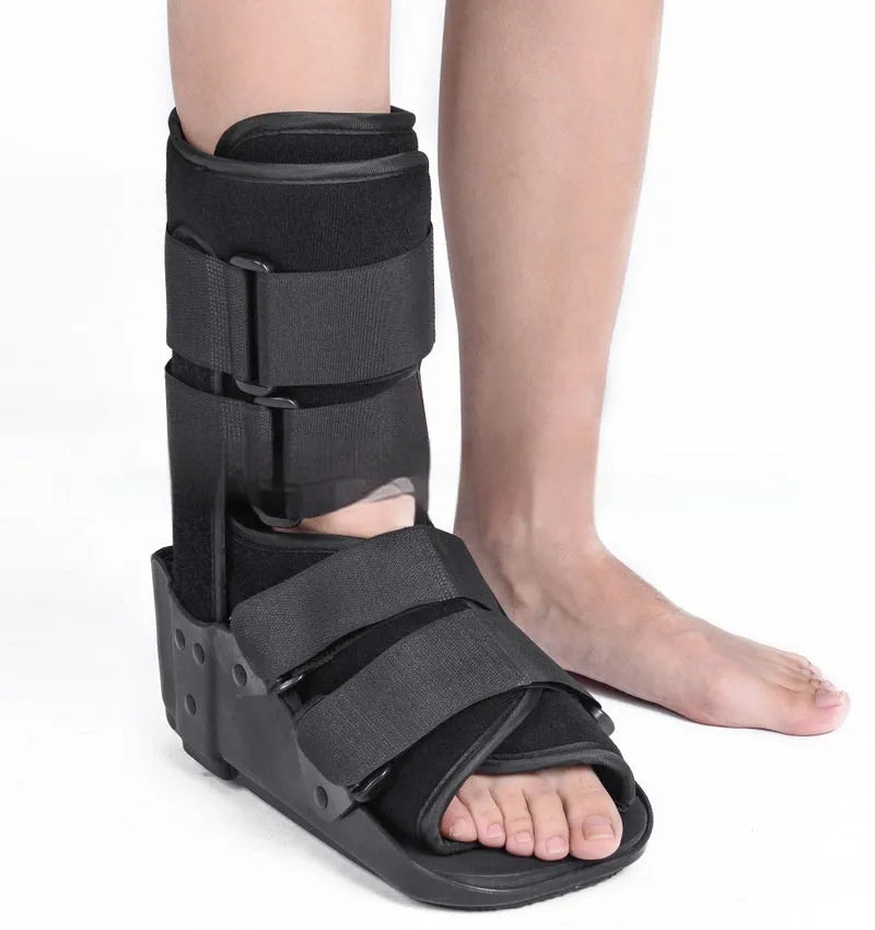 Achilles tendon rehabilitation boot in black or grey with adjustable straps and PP plastic construction